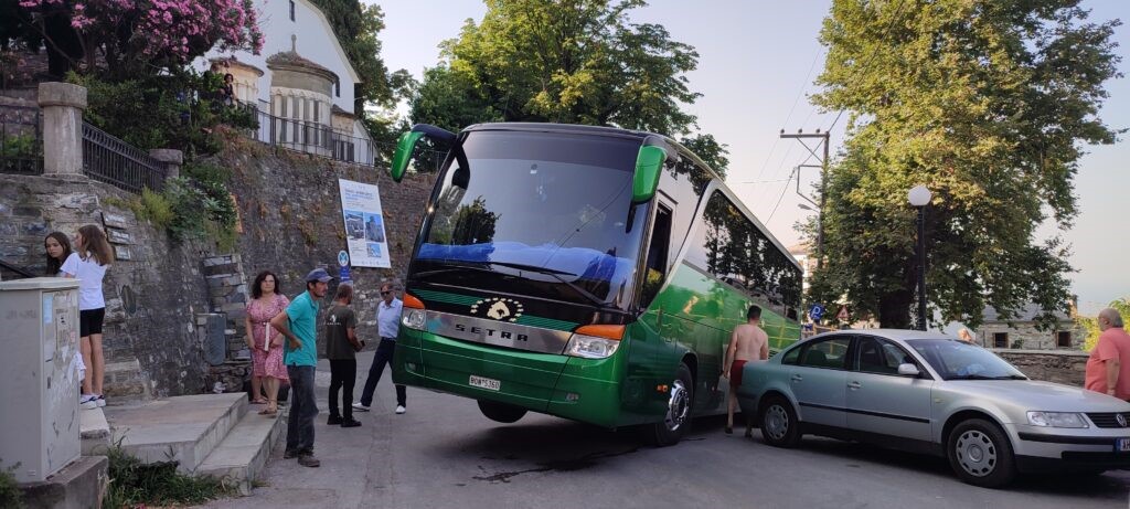 «Στον αέρα» λεωφορείο του ΚΤΕΛ λόγω κλειστής στροφής